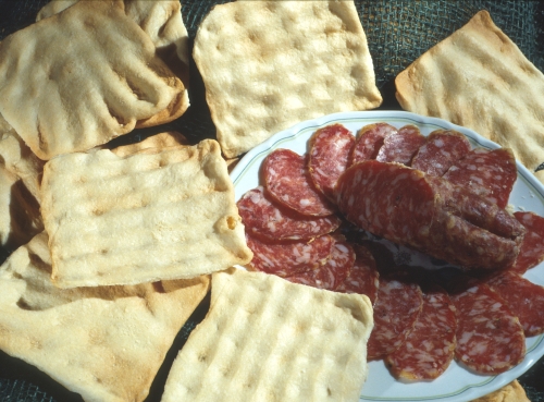 Schiacciatina mantovana e salame