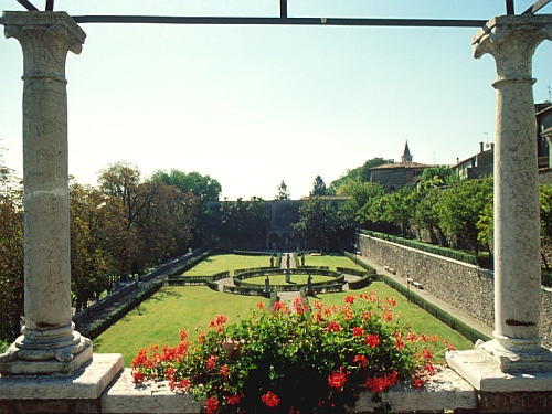Volta Mantovana, Palazzo Cavriani